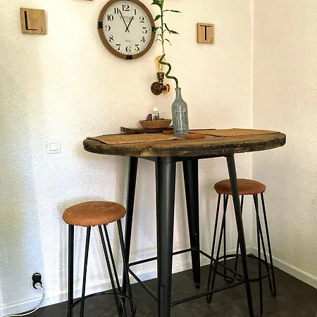 Atypique Proche De La